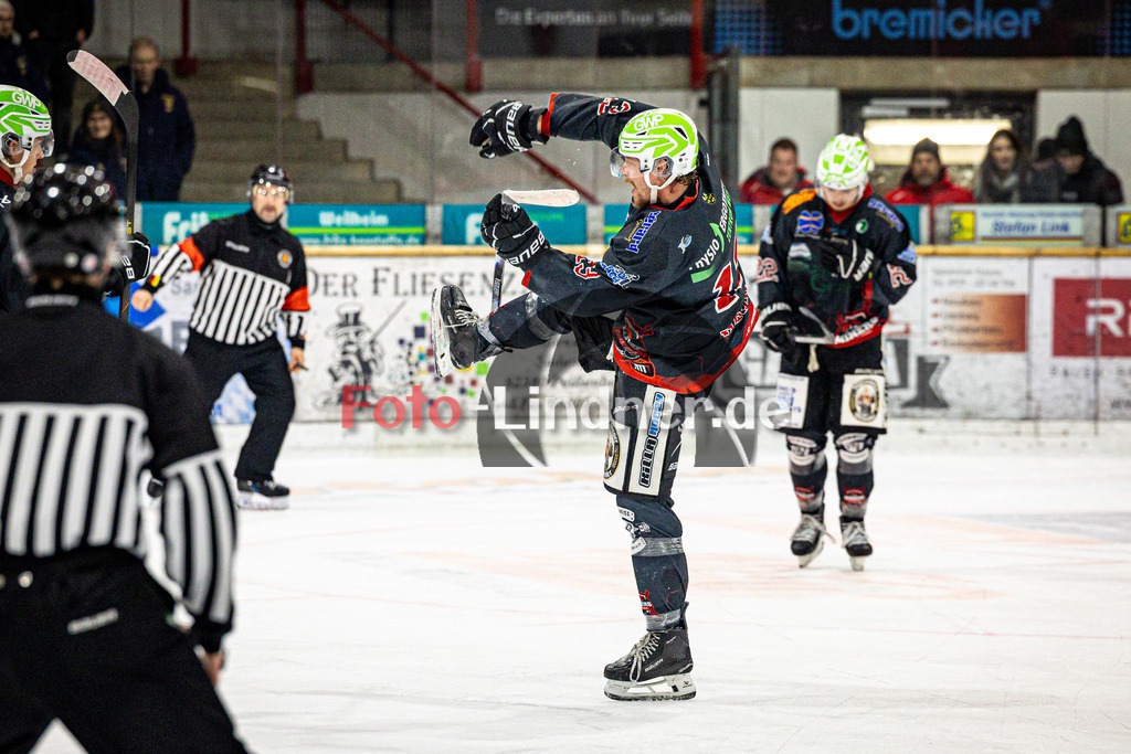 Peißenberg MINERS gegen ESC Kempten SHARKS | Eishockey Bayernliga 2025/26 Vorrunde 12. Spieltag, Peißenberg MINERS gegen ESC Kempten SHARKS, 20251121,Weiland PARRISH (MINERS 13) Torjubel,2025-11-21 in Peißenberg (flatbuy Arena Peißenberg), Weiland PARRISH (MINERS 13)Copyright: WolfgangxLindner www.foto-lindner.de