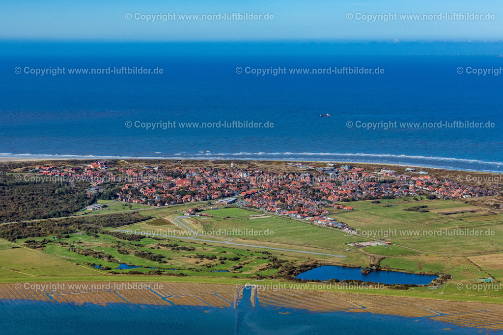 Langeoog_Ortsansicht_ELS_5308091022 | LANGEOOG 09.10.2022 Inselbereich Langeoog mit dem Ortskern in Langeoog im Bundesland Niedersachsen, Deutschland. Weiterführende Informationen bei: Inselgemeinde Langeoog. // Island area Langeoog with the village center in Langeoog in the state Lower Saxony, Germany. Further information at: Inselgemeinde Langeoog. Foto: Martin Elsen