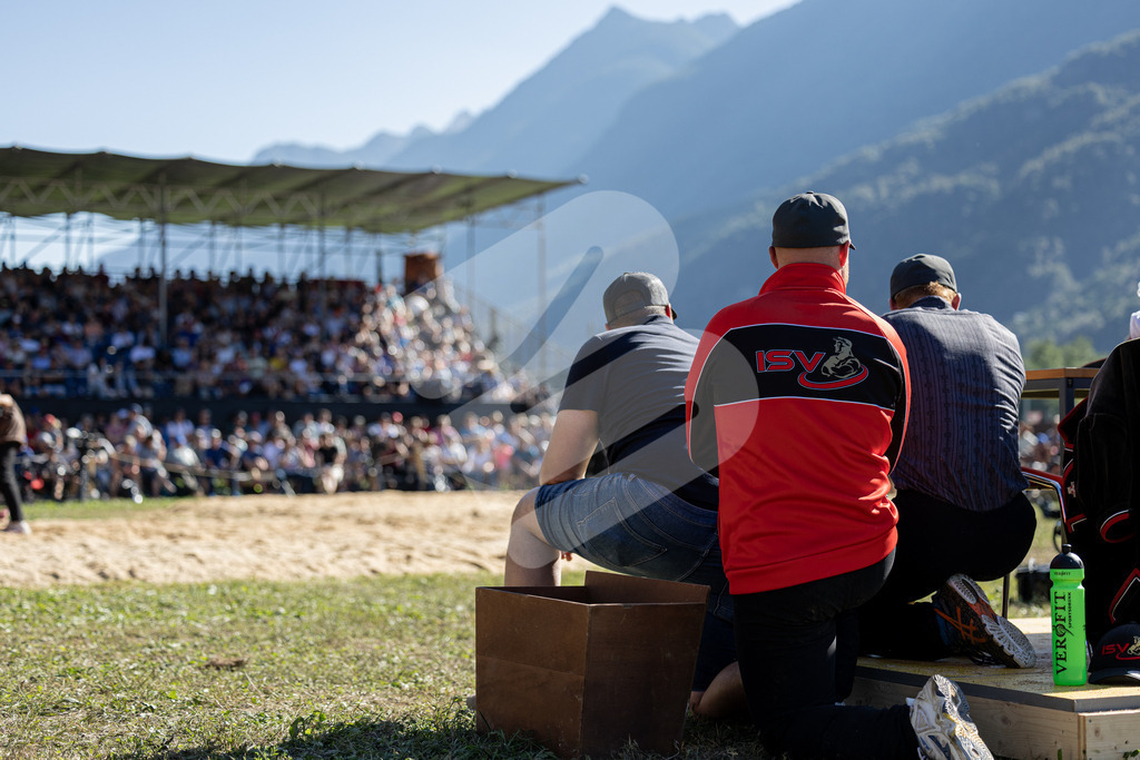 TESSINER2025_05_Gang_1294 | Die Schwinger des Schwyzer Kantonalen Schwingerverbandes: Fotos, die Dynamik und Leidenschaft festhalten, sowie emotionale Momente aus dem traditionellen Schwingsport zeigen. - Realisiert mit Pictrs.com