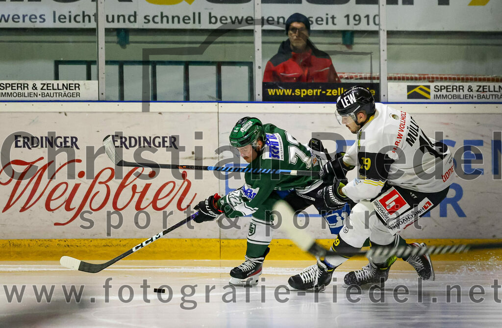2023-11-17_031_TSV_Erding_gegen_EA_Schongau | Erding, Deutschland, 17.11.2023:
Eishockey, Bayernliga Vorrunde 2023 / 2024, 10. Spieltag, TSV Erding gegen EA Schongau, Endergebnis: 12:4

Leon Abstreiter (Erding Gladiators, #72), Matthias Müller (EA Schongau, #19)

Foto: Christian Riedel / fotografie-riedel.net