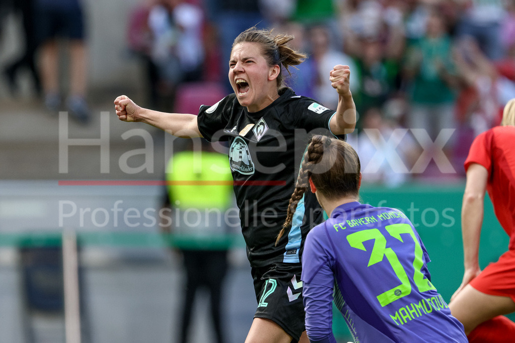 Fussball, DFB-Pokal Finale Frauen, FC Bayern München - SV Werder Bremen | v.li.: Torschützin Rieke Dieckmann (SV Werder Bremen, 22) mit Torjubel, Jubel, jubeln, jubelt, optimistisch, Spielszene, Highlight, Freude über das Tor zum 2:1, DIE DFB-RICHTLINIEN UNTERSAGEN JEGLICHE NUTZUNG VON FOTOS ALS SEQUENZBILDER UND/ODER VIDEOÄHNLICHE FOTOSTRECKEN. DFB REGULATIONS PROHIBIT ANY USE OF PHOTOGRAPHS AS IMAGE SEQUENCES AND/OR QUASI-VIDEO.