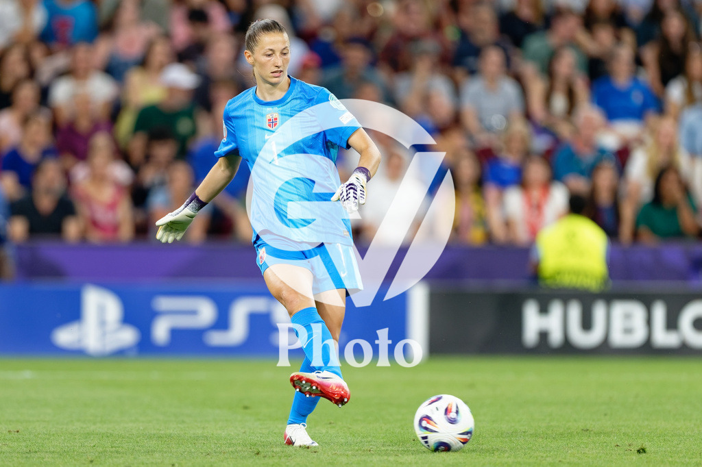 Norway v Italy - UEFA Women's EURO 2025 Quarter-Final | GENEVA, SWITZERLAND - JULY 16: Cecilie Fiskerstrand of Norway passes the ball  during the UEFA Women's EURO 2025 Quarter-Final match between Norway and Italy at Stade de Geneve on July 16, 2025 in Geneva, Switzerland. (Photo by Giuseppe Velletri/Sports Press Photo/Getty Images)