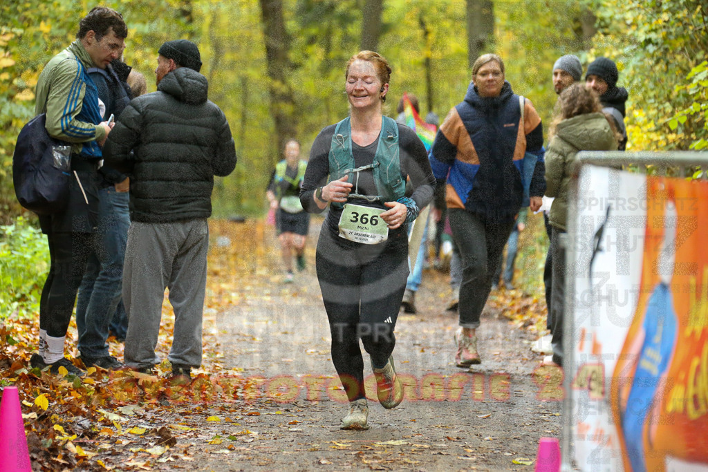 251026_1337_EX1_3758 | Sportfotografie im Rhein-Sieg Kreis, Köln, Bonn, NRW, Rheinland Pfalz, Hessen, etc. Unser Tätigkeitsfeld umfasst den Laufsport vom Volkslauf über den Marathon, Duathlon, Triathon bis zum Ultralauf wie Kölnpfad Ultra oder Schindertrail.