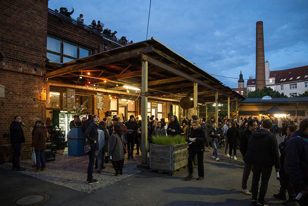 Tapetenwerk - Tapetenwerkfest | Entdecke über 20 Kategorien Leipzig-Motive: Foto-Downloads, hochwertige Poster, Leinwand- & Fine-Art-Prints. Jetzt Lieblingsfoto im Bildlexikon Leipzig Shop bestellen!