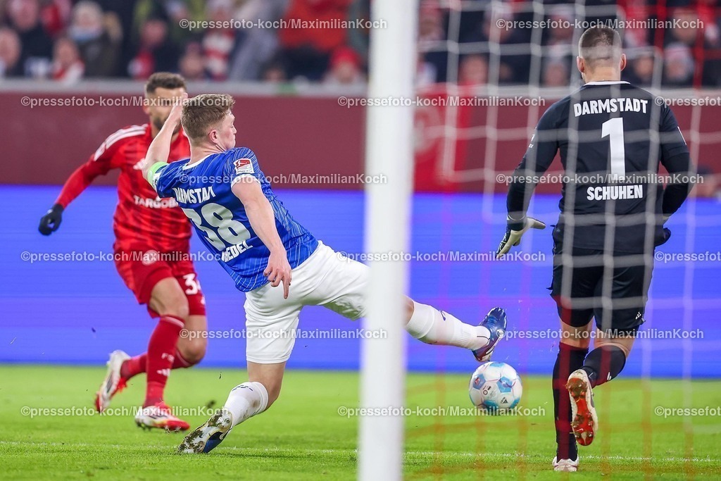 Due17012501023 | 17.01.2025, Fußball, Fortuna Düsseldorf - SV Darmstadt 98, 2.. Fußball Bundesliga, 18. Spieltag, Merkur Spiel-Arena, Saison 2024 2025: Clemens Riedel (SV Darmstadt #38) verteidigt Nicolas Gavory (Fortuna Düsseldorf #34)DFB regulations prohibit any use of photographs as image sequences and or quasi-video.