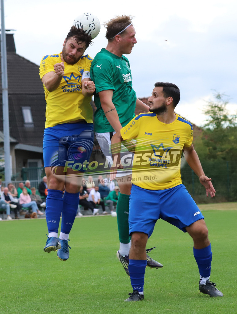 TuS GW Pödinghausen - TuS Dielingen | Auf dem Bild zu sehen: grün TuS GW Pödinghausen: Philip Ewert ; gelb TuS Dielingen v.l.: SAmet Uslu, Abdullah SeyhanTuS GW Pödinghausen, TuS Dielingen, Saison 25/26, Bezirksliga, Enger, Deutschland - Realisiert mit Pictrs.com