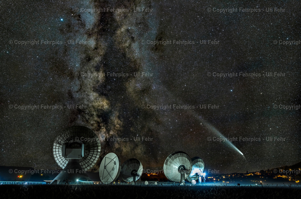 20241024-_DSC5140-Bearbeitet | Die Milchstraße und der Komet C/2023 A3 (Tsuchinshan-Atlas) über der Erdfunkstelle Fuchsstadt bei Schweinfurt. - Realisiert mit Pictrs.com