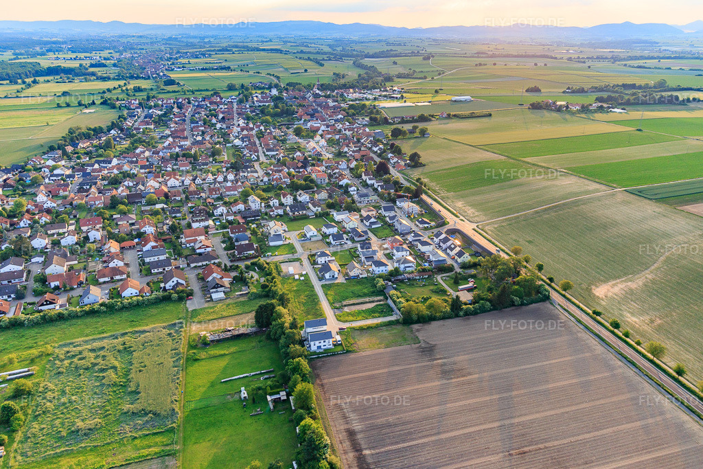 Luftbild: Dorfansicht am Abend aus Osten in Minfeld im Bundesland Rheinland-Pfalz in Deutschland. Foto: IMG_100548.jpg vom 01.06.2017 durch Werner Riehm/FLY-FOTO.de