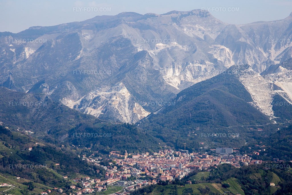 Aerial view: Quarry for the extraction and processing of marble in Carrara in the state Massa-Carrara, Italy. – Photo: IMG_087169.jpg taken on 04/04/2016 by Werner Riehm/FLY-FOTO.com – Resolution of the original: 5151 x 3434 px