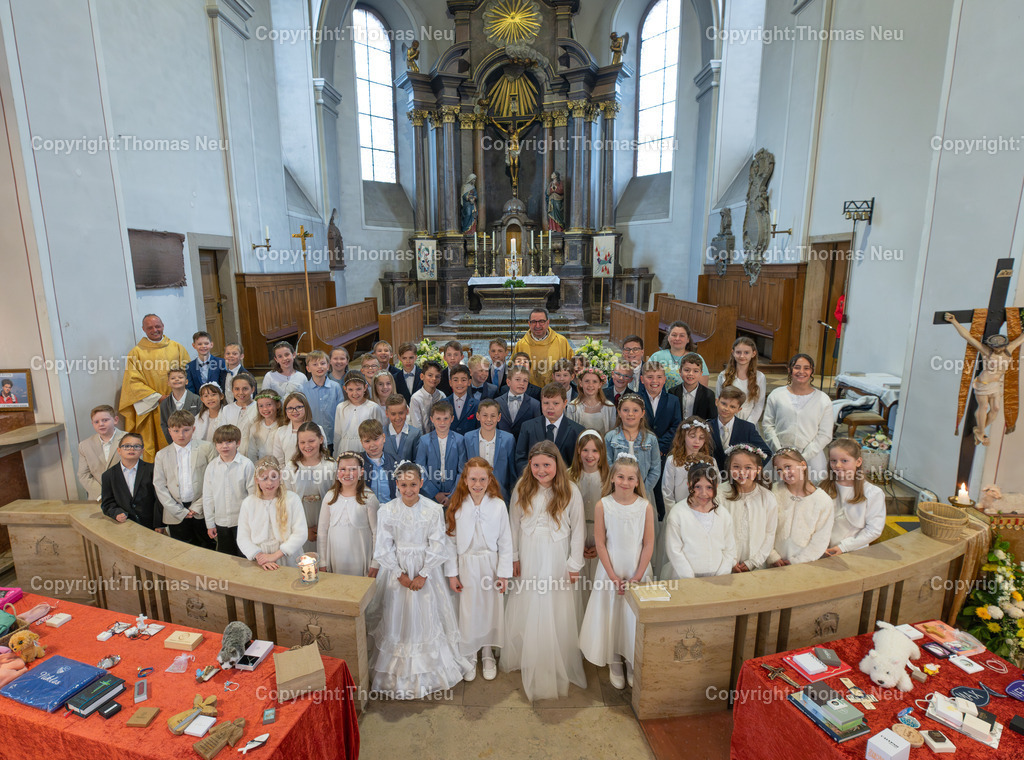 Kommunion-Lorsch-Einhausen | ble, Kommunion 2026, Gruppenbilder der Kommunionkinder aus Einhausen und Lorsch beim DSankgottesdienst am 13.4.2026, in der Kirche St. Nazarius in Lorsch, mit Pfarrer Michael Bartmann und Ludwig Siemes, ,Bild: THomas Neu