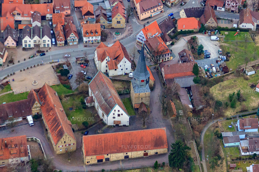 Luftbild: Laurentiuskirche und Marktplatz in Oberderdingen im Bundesland Baden-Württemberg in Deutschland. – Foto: IMG_38254.jpg vom 12.03.2011 durch Werner Riehm/FLY-FOTO.de – Auflösung des Originals: 4752 x 3168 px – Evangelische Verbundkirchengemeinde Oberderdingen-Grossvillars