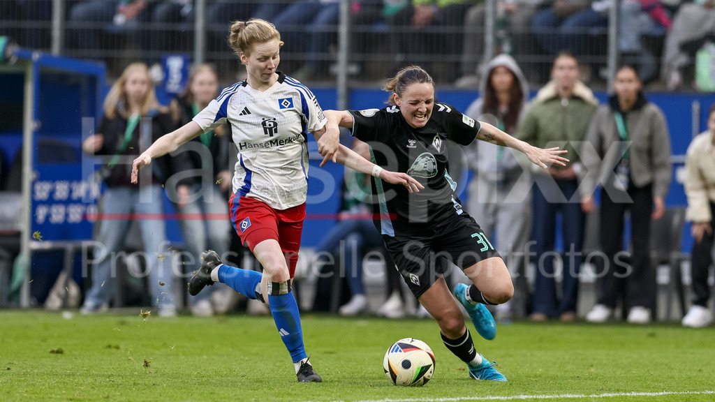 Fussball, DFB-Pokal Frauen, Hamburger SV - SV Werder Bremen | v.li.: Jaqueline Dönges (Hamburger SV, 21) und Verena Wieder (SV Werder Bremen, 31) im Zweikampf, Duell, Dynamik, Aktion, Action, Spielszene, DIE DFB-RICHTLINIEN UNTERSAGEN JEGLICHE NUTZUNG VON FOTOS ALS SEQUENZBILDER UND/ODER VIDEOÄHNLICHE FOTOSTRECKEN. DFB REGULATIONS PROHIBIT ANY USE OF PHOTOGRAPHS AS IMAGE SEQUENCES AND/OR QUASI-VIDEO.