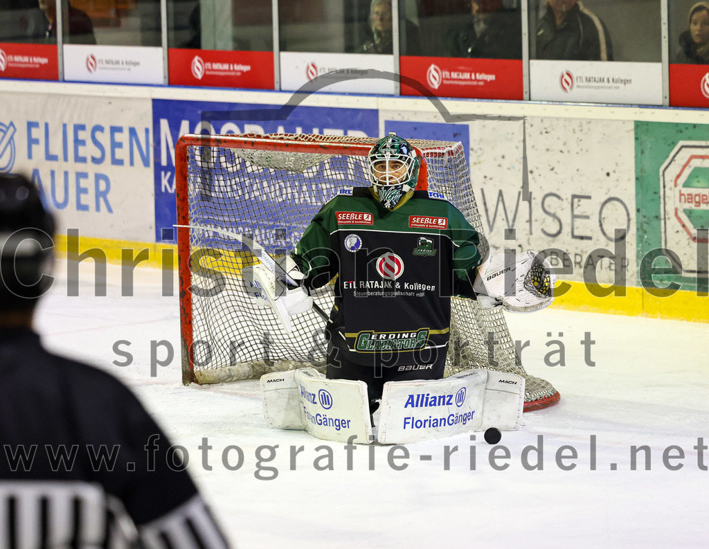 2022-11-20_057_TSV_Erding_gegen_ERSC_Amberg | Erding, Deutschland, 20.11.2022:
Eishockey, Bayernliga 2022 / 2023, 15. Spieltag, TSV Erding gegen ERSC Amberg, Endergebnis: 5:1

Torwart Thomas Hingel (Erding Gladiators, #33)

Foto: Christian Riedel / fotografie-riedel.net