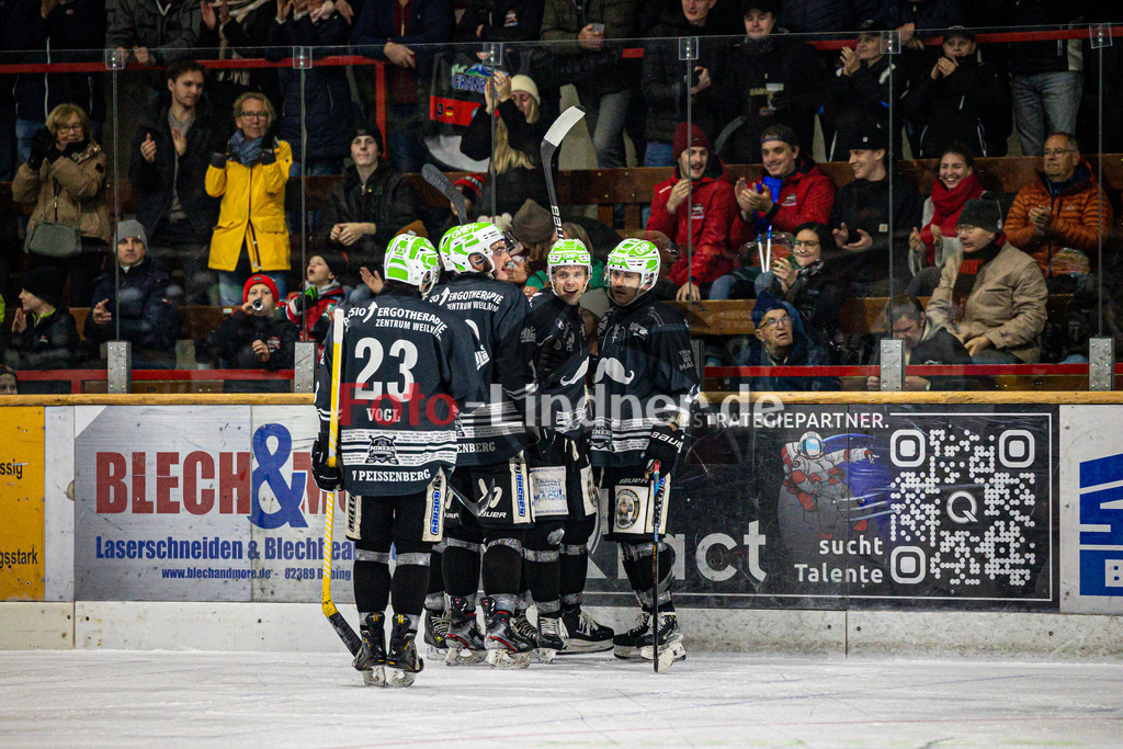 TSV Peißenberg MINERS gegen HC Landsberg RIVERKINGS | Eishockey Bayernliga Herren Vorrunde 2024/25, TSV Peißenberg MINERS gegen HC Landsberg RIVERKINGS, 20241108,Torjubel, Zuschauer,2024-11-08 in Peißenberg (Eisstadion Peißenberg)Matthäus LIDL (MINERS 19), Ryan MURPHY (MINERS 15), Valentin HÖRNDL (MINERS 18), Martin LIDL (MINERS 44)Copyright: WolfgangxLindner foto-lindner.de