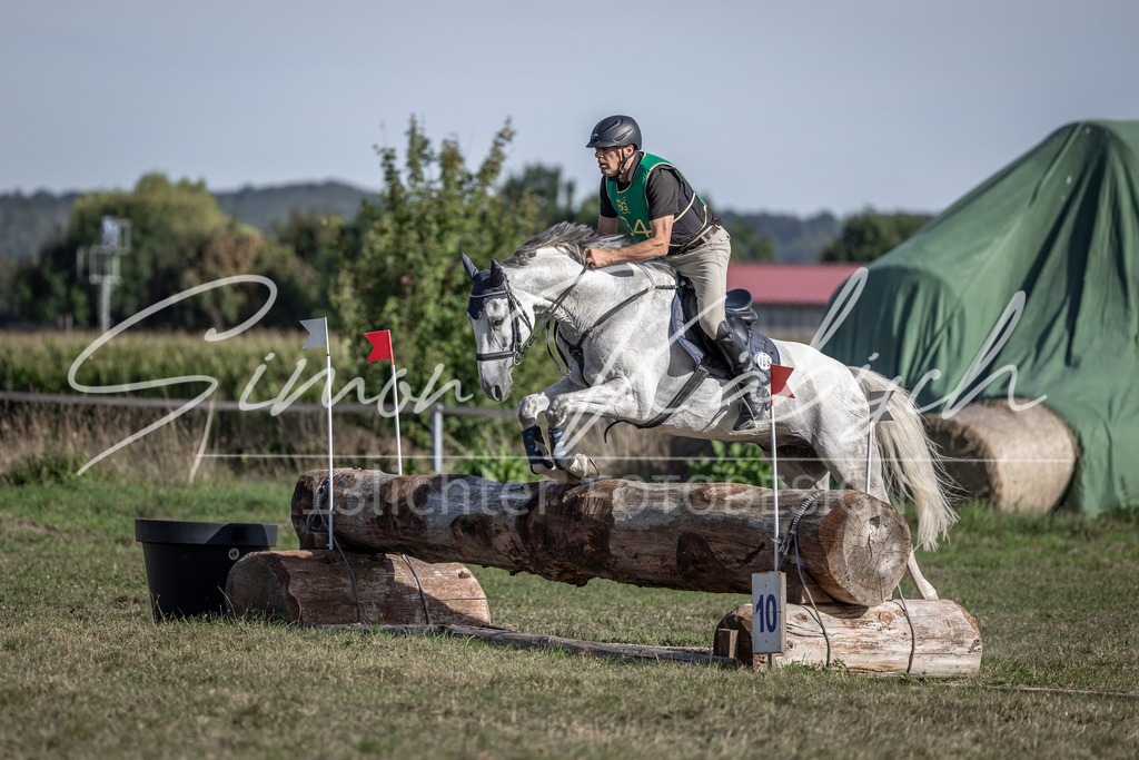 20250907-_3LI3491 | Tierfotografie Pferde, Hunde, Katzen, Haustiere.
Turnierfotografie Reitturniere, Reiten, Springreiten, Dressur in Hanau, dem Main-Kinzig-Kreis und dem Rhein-Main- Gebiet um Frankfurt