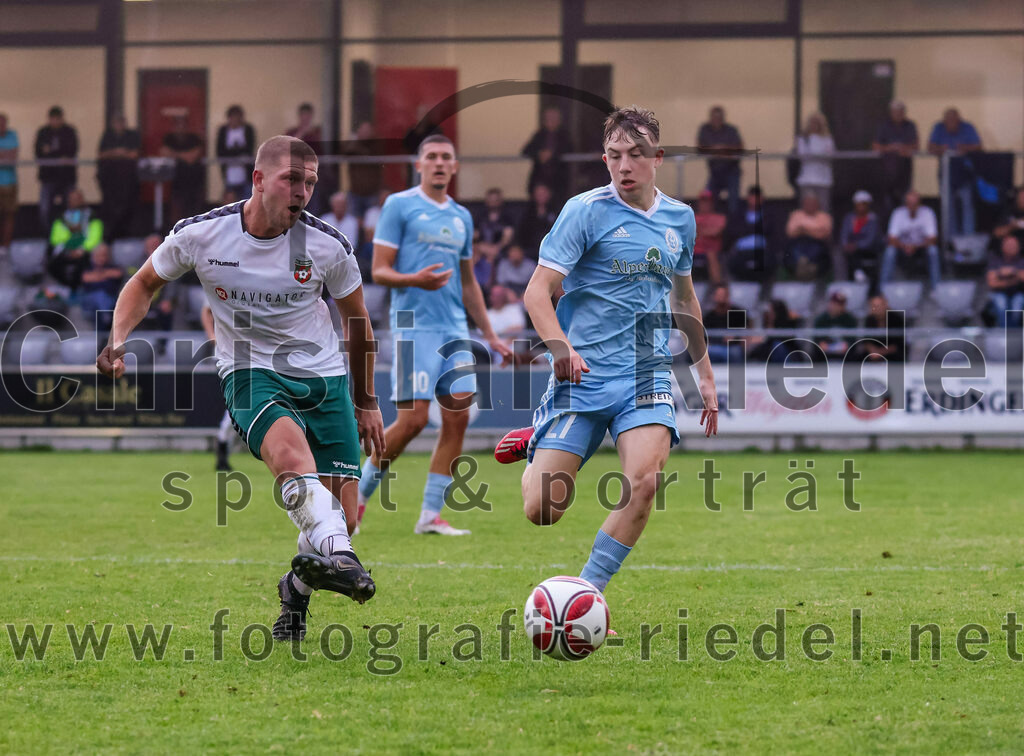 2023-07-28_117_FC_Schwaig_gegen_TSV_1860_Rosenheim | Oberding, Deutschland, 28.07.2023:
Fußball, Landesliga Südost 2023 / 2024, 3. Spieltag, FC Schwaig gegen TSV 1860 Rosenheim, Endergebnis: 1:1

Nils Wölken (FC Schwaig, #8), Liam Markulin (TSV 1860 Rosenheim, #27)

Foto: Christian Riedel / fotografie-riedel.net