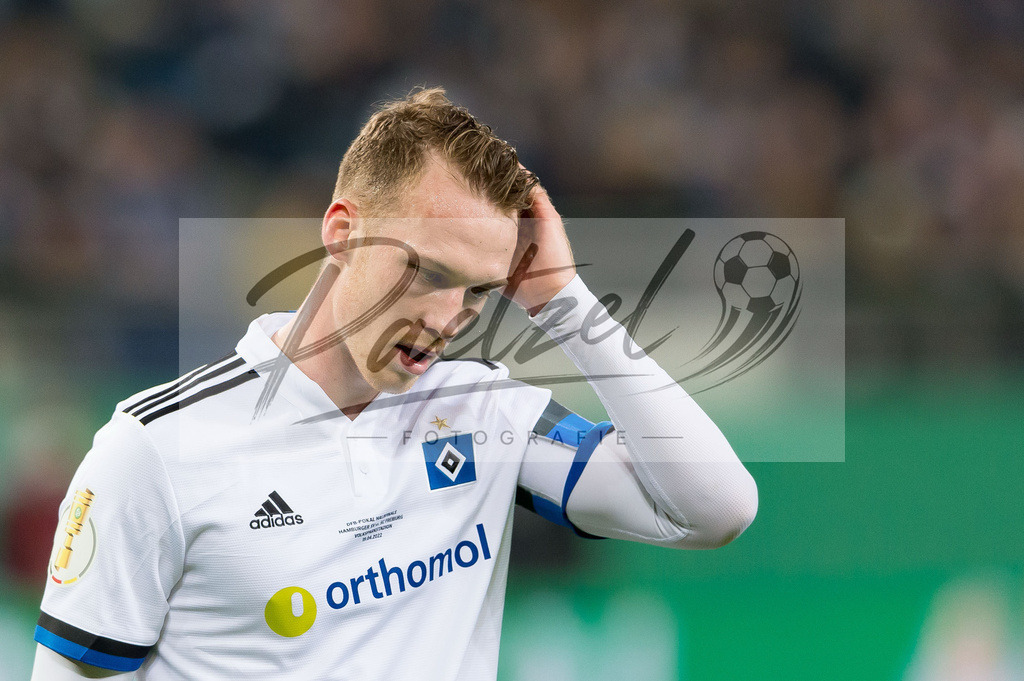 HSVSCF20220419_132 | Fussball, Herren: Sebastian Schonlau (Hamburger SV) enttaeuscht beim DFB-Pokal-Halbfinalspiel zwischen Hamburger SV und SC Freiburg im Volksparkstadion am 19.04.2022 in Hamburg, Deutschland.DFB / DFL REGULATIONS PROHIBIT ANY USE OF PHOTOGRAPHS AS IMAGE SEQUENCES AND/OR QUASI-VIDEO. - Realisiert mit Pictrs.com