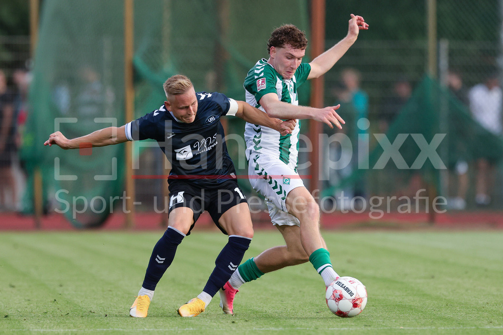 Fussball, Regionalliga Nord, SV Werder Bremen II - VfB Oldenburg | v.li.: Kai Pröger (VfB Oldenburg, 11) und Patrick Götzelmann (SV Werder Bremen II, 17) im Zweikampf, Duell, Dynamik, Aktion, Action, Spielszene
