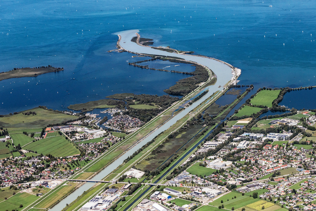 dr__0059253.jpg | HARD 20.08.2020 Einlaufkanal zur Fluss- Mündung vom Rhein in den Bodensee bei Fussach und Hard in Vorarlberg, Österreich. // Canal of the river mouth at Rhine river into Lake Constance at Fussach and Hard in Vorarlberg, Austria. Foto: Daniel Reiter