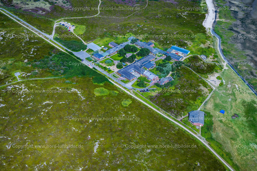 Sylt_Hörnum_Dünendorf_Puan_Klent_auf_Sylt_ELS_9905130825 | SYLT 13.08.2025 Gebäude der Jugendherberge " Hamburger Jugenderholungsheim Puan Klent " im Ortsteil Rantum (Sylt) in Sylt auf der Insel Sylt im Bundesland Schleswig-Holstein, Deutschland. Weiterführende Informationen bei: Dünendorf Puan Klent. // Building the hostel " Hamburger Jugenderholungsheim Puan Klent " in the district Rantum (Sylt) in Sylt on Island Sylt in the state Schleswig-Holstein, Germany. Further information at: Duenendorf Puan Klent. Foto: Martin Elsen