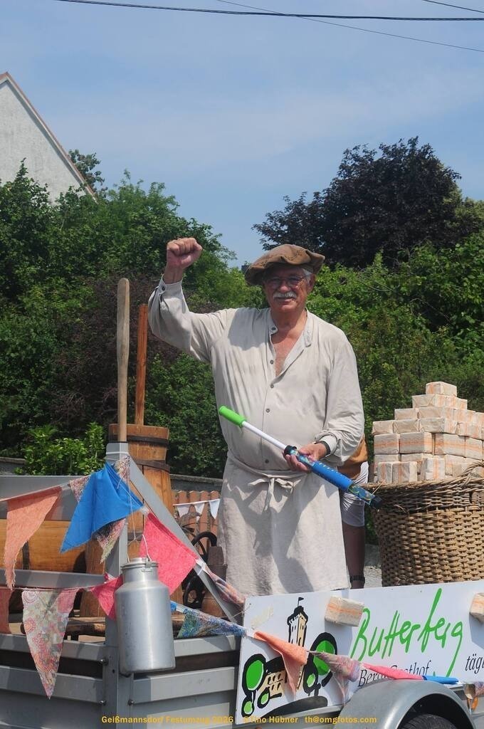 Geißmannsdorf-2026-Festumzug-119 | Festumzug in Geißmannsdorf bei Bischofswerda im Juni 2026. Fotografische Eindrücke und Momentaufnahmen vom Festumzug anläßlich des 800-jährigen Bestehens von Geißmannsdorf - mit Teilnehmern und Gästen, Strohpuppen und geschmückten Vorgärten und Grundstücken - Realisiert mit Pictrs.com