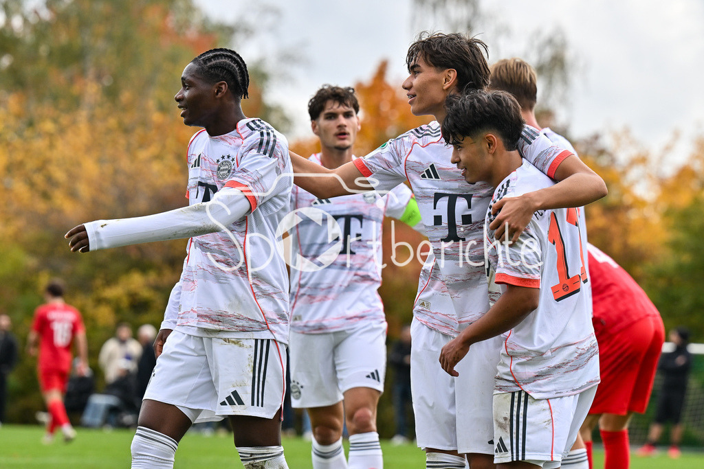 SpVgg Unterhaching U19 - FC Bayern München U19 | Jubel der Gäste nach dem Treffer zum 0-3 durch Maycon Douglas NORMANHA CAROZO (FC Bayern München U19 11) / Hattrick / Tor / Torschuetze / Freude / Happy / U19 DFB Nachwuchsliga: SpVgg Unterhaching - FC Bayern München; Sportschule Oberhaching am 18.10.2025