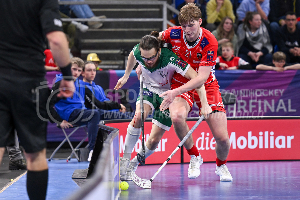 SV Wiler-Ersigen vs Floorball Köniz - 15. April 2023 | SV Wiler-Ersigen vs Floorball Köniz
Stimo Arena, Kloten
David Hermle (#21 Floorball Koeniz) gegen Michal Dudovic (#4 SV Wiler-Ersigen).
Bild: Sportfotografie Markus Aeschimann | www.markus-aeschimann.ch - Realisiert mit Pictrs.com