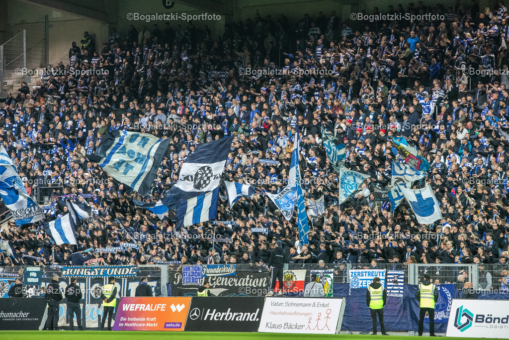 MSV Fans | 15.10.2025, Fußball, Niederrheinpokal, 3.Runde, KFC Uerdingen - MSV Duisburg: MSV Fans singen und schwenken ihre Arme - Realisiert mit Pictrs.com