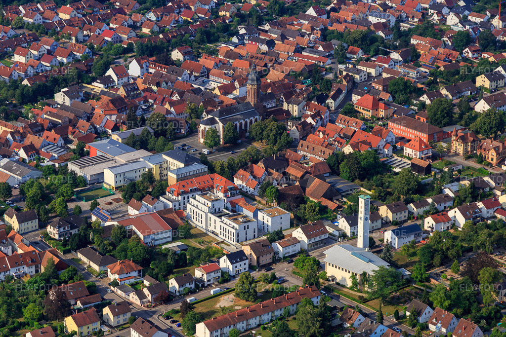 Luftbild: Wohn- und Bürobau zwischen Goethe- und Marktstr in Kandel im Bundesland Rheinland-Pfalz in Deutschland. Foto: IMG_108982.jpg vom 15.07.2018 durch Werner Riehm/FLY-FOTO.de