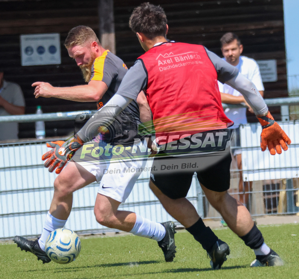 TuS Bardüttingdorf - TuRa Löhne | Auf dem Bild zu sehen: blau TuS Bardüttingdorf TW: Adrian Klöne ; grau TuRa Löhne: Lucas Kölling TuS Bardüttingdorf, TuRa Löhne, Saison 26/27, Kreispokal - Realisiert mit Pictrs.com