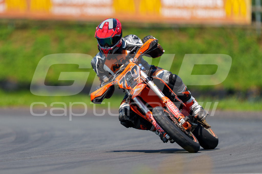 G-Cup + Supermoto Staatsmeisterschaft + Hungarian Supermoto Championship | GRIPcapture steht für authentische Sportfotografie in Österreich – für Momente, die mehr sind als Geschwindigkeit oder Ergebnis. Es geht um Emotion, Spannung, Fokus und den Augenblick, der oft nur einen Wimpernschlag dauert.Ob Motorsport, Teamsport oder 