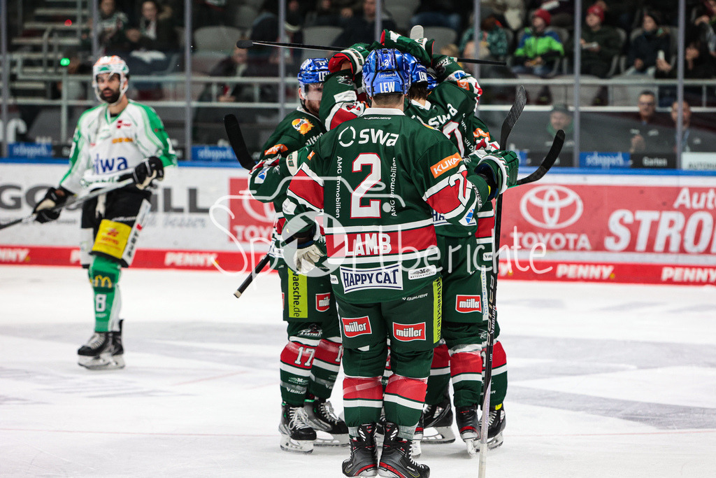Augsburger Panther - Bietigheim Steelers | Die Panther freuen sich ueber das Tor zum 1-0 durch Sebastian WAENNSTROEM (AEV #40)