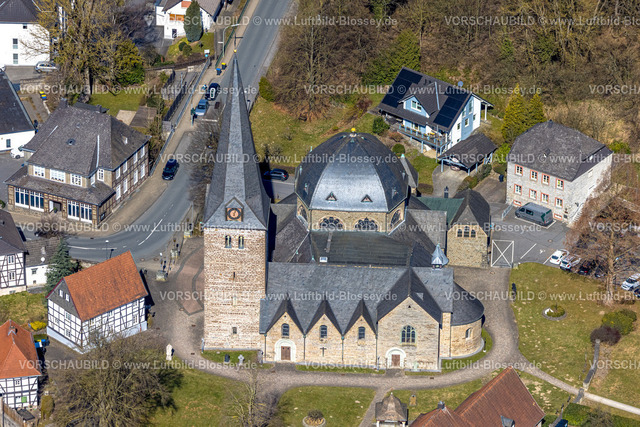 Balve250304150 | Luftbild, kath. Pfarrkirche St.-Blasius im Ortszentrum, Balve, Sauerland, Nordrhein-Westfalen, Deutschland