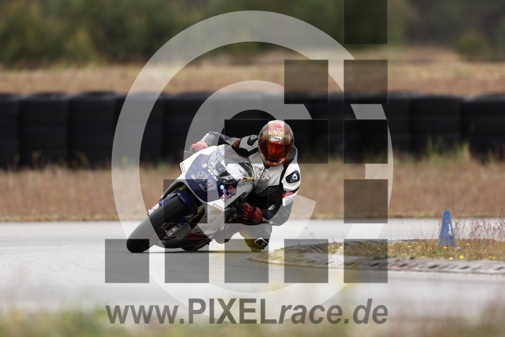 0033-20240511_01614 | Schöne Erinnerungen an spannende Momente - das festzuhalten ist unser Job. PIXELrace.de ist seit 2003 auf den Rennstrecken Europas unterwegs um die Action draußen beim Fahren und die wunderbare Stimmung imm Fahrerlager für euch einzufangen.