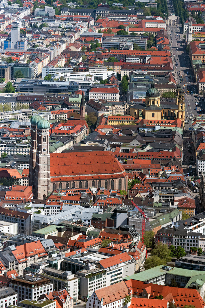 dr__0063931.jpg | MüNCHEN 29.04.2025 Frauenkirche im Altstadt- Zentrum von München im Bundesland Bayern. Der dreischiffige spätgotische Backsteinbau steht neben dem Neuen Rathaus und ist ein bedeutendes Wahrzeichen der Landeshauptstadt. Der Dom zu " Unserer Lieben Frau " ist auch als Liebfrauendom bekannt. Weiterführende Informationen bei: Metropolitanpfarrei Zu Unserer Lieben Frau. // Church building of the Frauenkirche in the old town in Munich in the state Bavaria, Germany. Further information at: Metropolitanpfarrei Zu Unserer Lieben Frau. Foto: Daniel Reiter