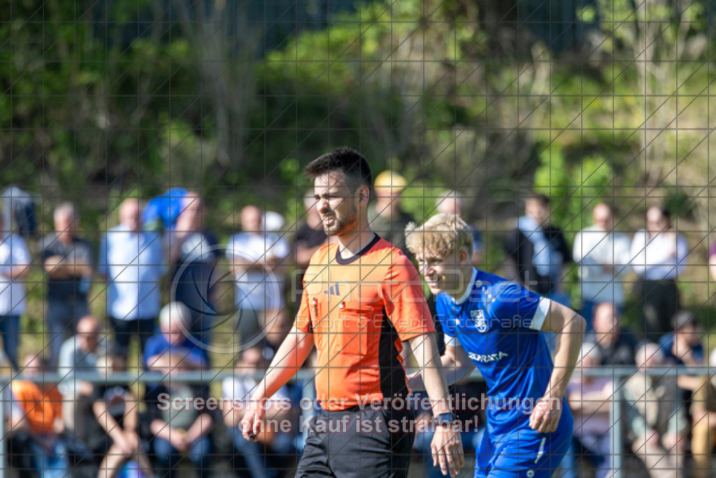 20250427_163834_0256 | #,TSG Salach (blau) vs. 1.FC Eislingen (weiß), Fußball, Bezirksliga - Bezirk Neckar/Fils, 24. Spieltag, Saison 2024/2025, Rasensportplatz, Staufenecker Str. 41, 73084 Salach, 27.04.2025 - 15:00 UhrFoto: PhotoPeet-Sportfotografie/Peter Harich