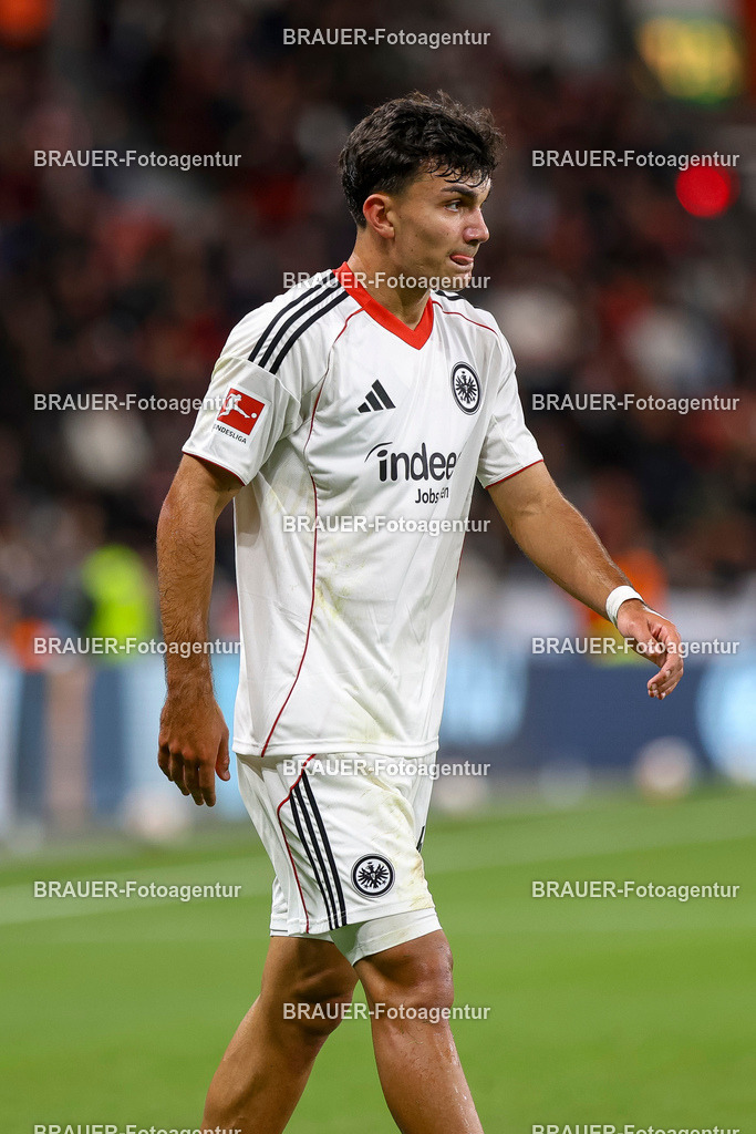 Bayer 04 Leverkusen vs Eintracht Frankfurt - Bundesliga  | Leverkusen, Deutschland, 12.09.25:   Can Yilmaz Uzun (Eintracht Frankfurt) schaut waehrend des Spiels der Bundesliga zwischen  Bayer 04 Leverkusen vs Eintracht Frankfurt in der BayArena(Foto von Brauer-Fotoagentur / Adrian Schlueter)
