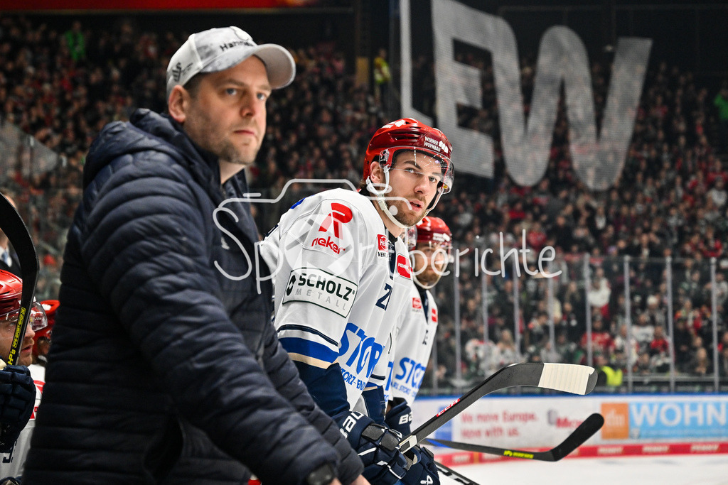 Augsburger Panther - Schwenninger Wild Wings | AUGSBURG, GERMANY - 02. JANUARY: im Bild die Bank der Gäste mit Tim GETTINGER (Schwenninger Wild Wings 26) während dem Match zwischen den Augsburger Panthern und den Schwenninger Wild Wings am 35. Spieltag der Penny DEL im Curt Frenzel Stadion