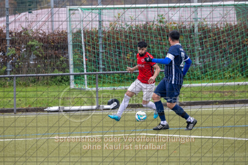 20251109_130413_0221 | #,1.Göppinger SV II (rot) vs. TV Jahn Göppingen II (blau), Fussball, Kreisliga B8, Bezirk Neckar/Fils, 12. Spieltag, Saison 2025/2026, Kunstrasenplatz Süd, Hohenstaufenstraße 116, 73033 Göppingen, 09.11.2025 - 12:30 Uhr,Foto: PhotoPeet-Sportfotografie/Peter Harich