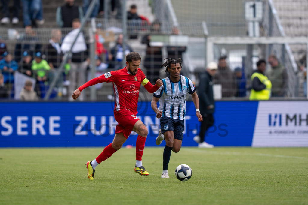 Stuttgarter Kickers vs. SG Sonnenhof Großaspach, Fussball, Regionalliga Suedwest, 34. Spieltag, 16.05.2026 | Zweikampf zwischen Volkan Celiktas (SG Sonnenhof Großaspach, #05) und Melkamu Frauendorf (Stuttgarter Kickers, #14),Stuttgarter Kickers vs. SG Sonnenhof Großaspach, Fussball, Regionalliga Suedwest, 34. Spieltag, 16.05.2026