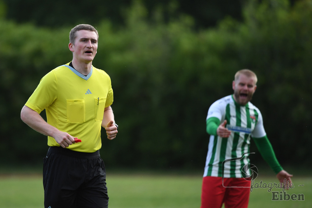 TuS Ofen-SG FriPe | Herren 1. Kreisklasse Süd, Jade-Weser-Hunte; TuS Ofen (blau)-SG FriPe (weiß) am 28.05.2025; in Ofen (), Photo: Philip Eiben 2025 - Realisiert mit Pictrs.com