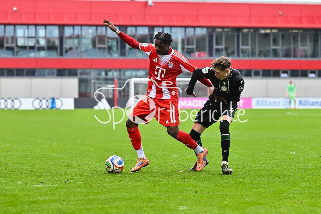 FC Bayern München - Hannover 96 | MUNICH, GERMANY - 15. FEBRUARY: im Duell Uzorchukwu EGWUATU (FC Bayern München U19 13) und Max BERGER (Hannover 96 U19 2) während dem Spiel zwischen der U19 des FC Bayern München und der U19 von Hannover 96 am 2. Spieltag der Hauptrunde der U19-DFB-Nachwuchsliga am FC Bayern Campus