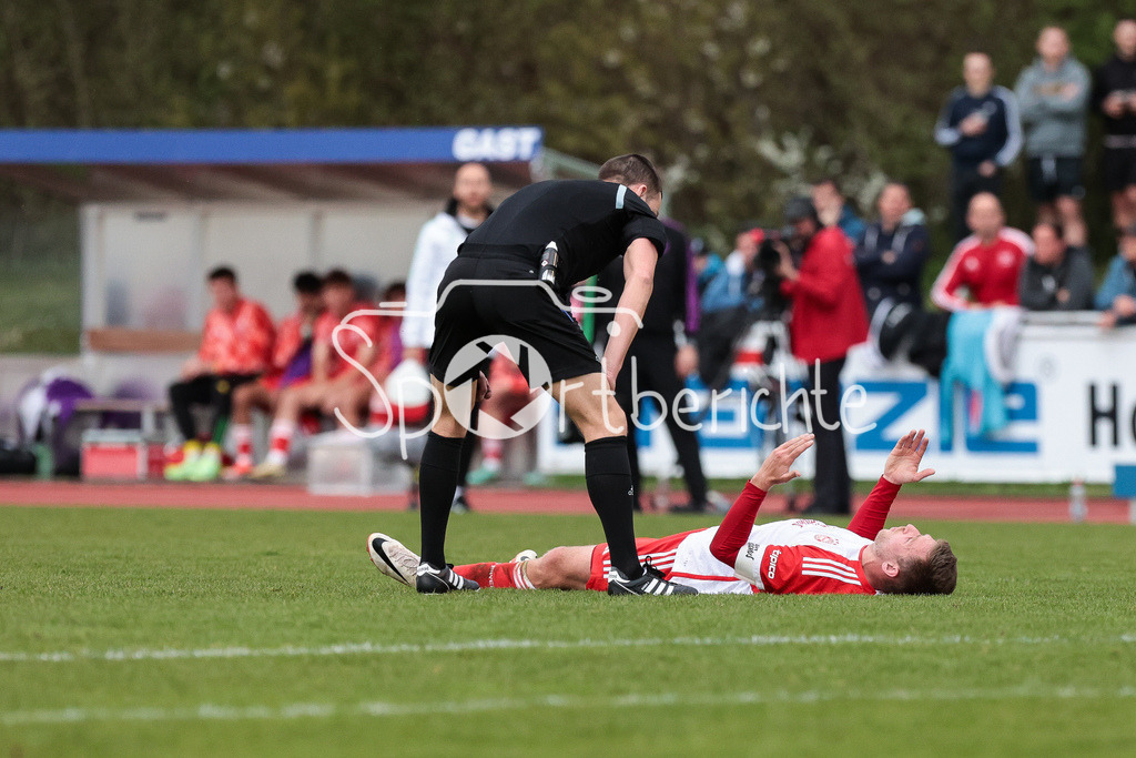 FV Illertissen - FC Bayern Amateure | der angeschlagene Timo KERN (FCB #10) wird vom Schiedsrichter Manuel STEIGERWALD behandelt