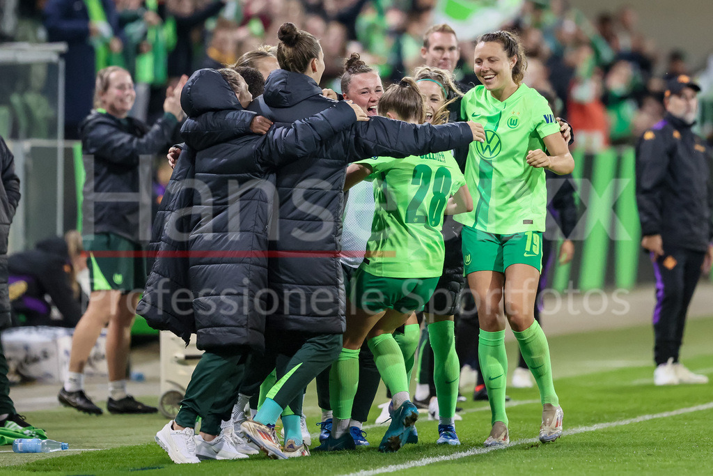 Fussball, UEFA Womens Champions League, VfL Wolfsburg - AC Florenz | v.li.: Spielerinnen vom VfL Wolfsburg mit Torjubel, Jubel, jubeln, jubelt, optimistisch, Spielszene, Highlight, Freude über das Tor zum 5:1 von Torschützin Tabea Sellner (VfL Wolfsburg, 28) nach einem Jahr Babypause, Schwangerschaftspause, Pause wegen Schwangerschaft, Comeback