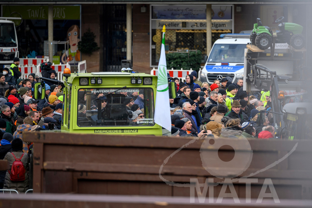 _DWA4575 | Bauerndemo gegen Agrarpolitik der Bundesregierung  auf dem Straße Obstmarkt und Hauptmarkt . Nürnberg, 08.01.2024 - Realisiert mit Pictrs.com