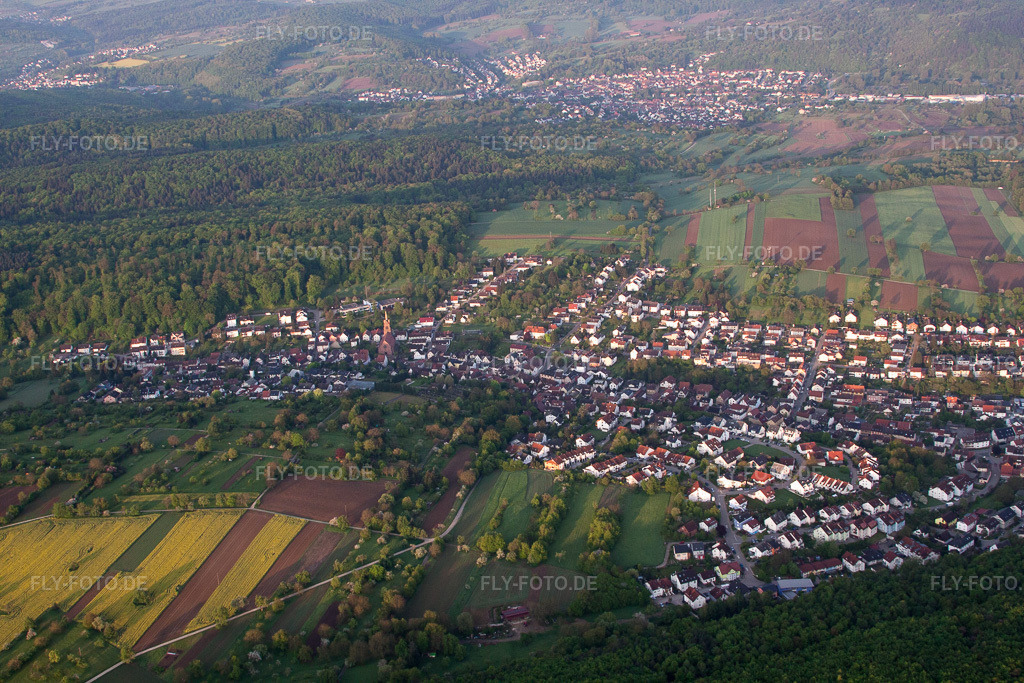 Luftbild: Ortsansicht von Norden im Ortsteil Wöschbach in Pfinztal im Bundesland Baden-Württemberg in Deutschland. Foto: IMG_56921.jpg vom 08.05.2013 durch Werner Riehm/FLY-FOTO.de