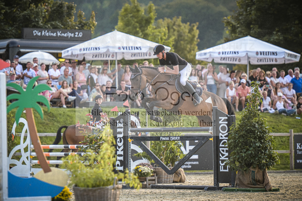 DOS_1083 | Entdecke hochwertige Reitturnierfotos von Foto Oger. Professionell, emotional und authentisch – jetzt Lieblingsmomente im Shop bestellen.Deutschlandweite Turnierfotografie. - Realisiert mit Pictrs.com