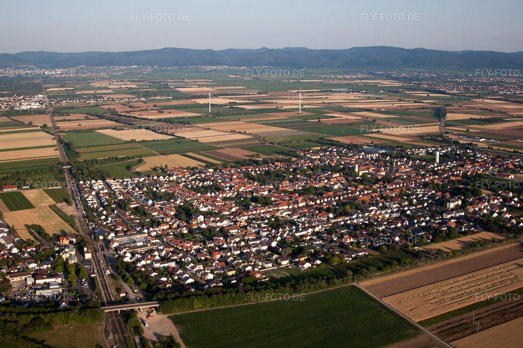 Luftbild: Ortsansicht der Straßen und Häuser der Wohngebiete im Ortsteil Iggelheim in Böhl-Iggelheim im Bundesland Rheinland-Pfalz in Deutschland. Foto: IMG_69577.jpg vom 04.07.2014 durch Werner Riehm/FLY-FOTO.de