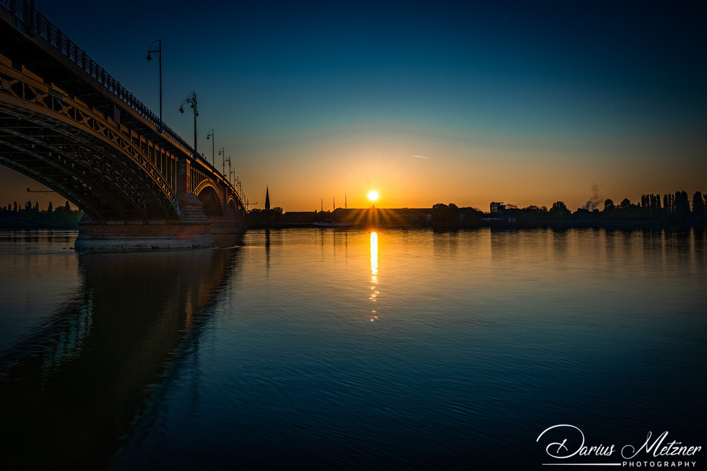Theodor-Heuss-Brücke in Mainz | Die Theodor-Heuss-Brücke verbindet über den Rhein die Landeshauptstadt Mainz mit dem Ortsbezirk Mainz-Kastel von Wiesbaden. 