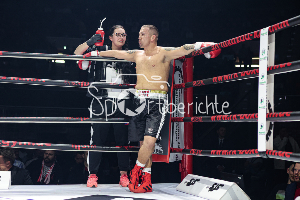 Profi - Box - Gala / Main Event | Vaclav TOJACEK (schwarze Hose) in seinem Kampf gegen James KRAFT (rote Hose)
